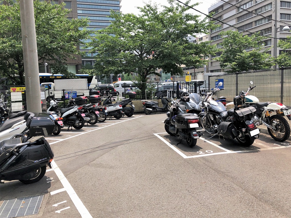 丸ノ内-バイク-駐車場