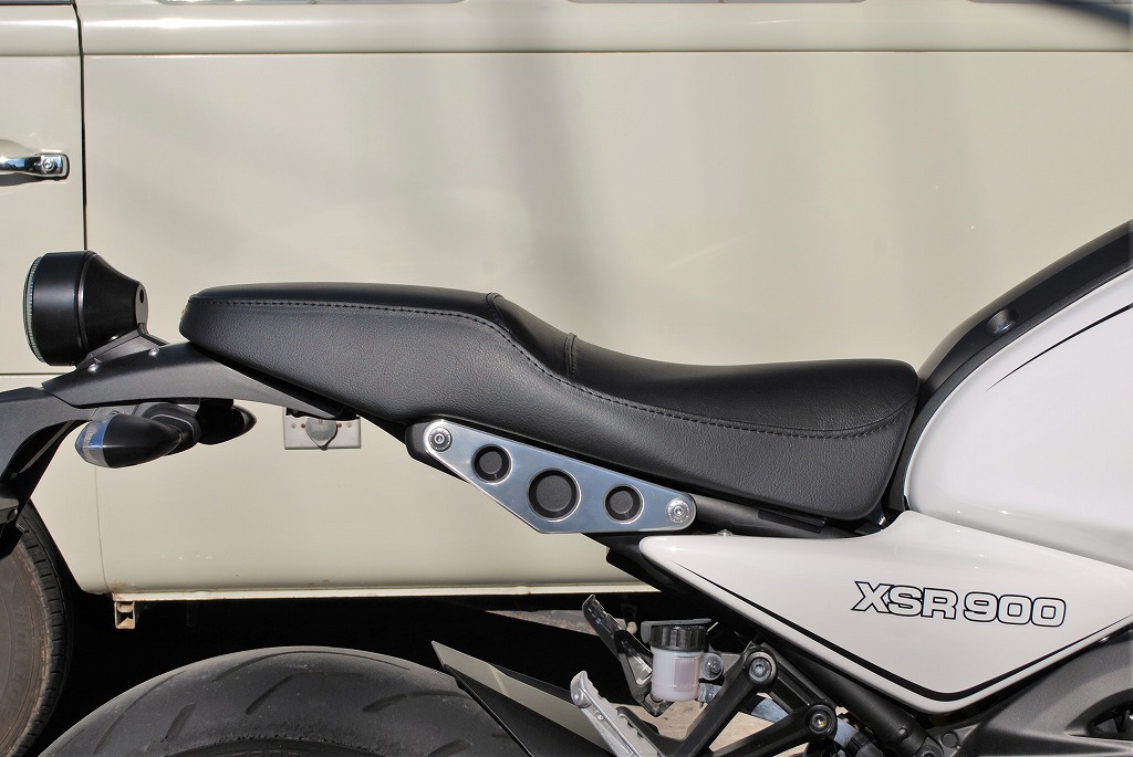 XSR900k&hハイシートのプレーンレザー装着真横から