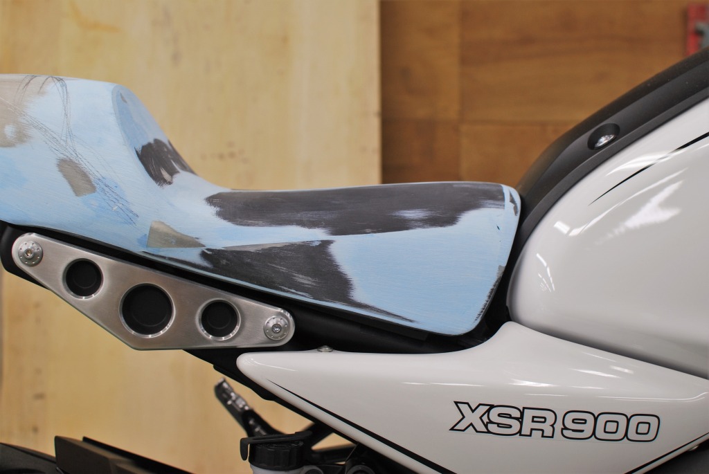 xsr900シングルシートライダー側座面両サイドをパテ整形